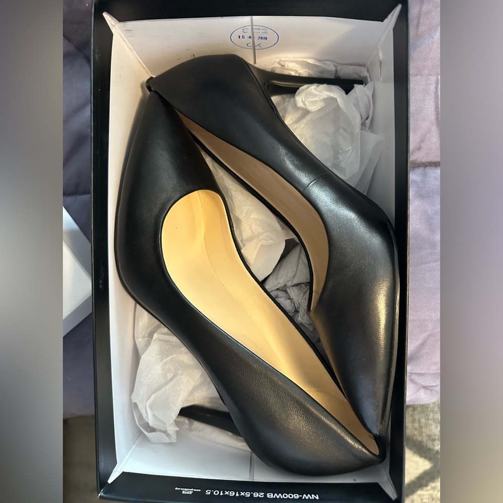 Black, Nine West pointy-toe pumps. Women’s 7.5